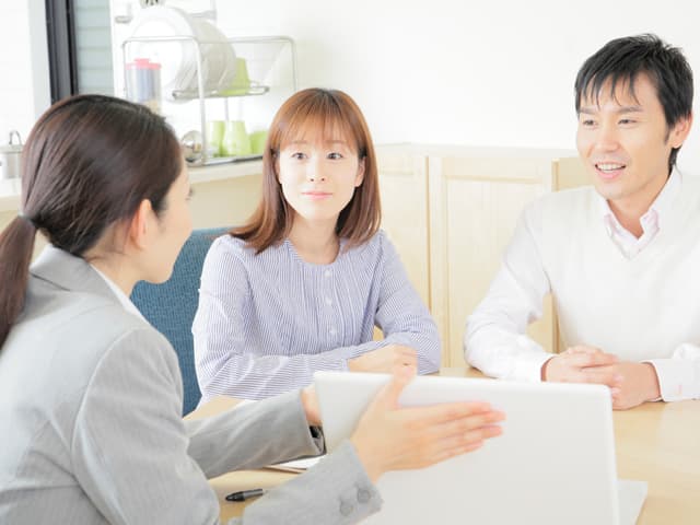 丁寧に説明する様子