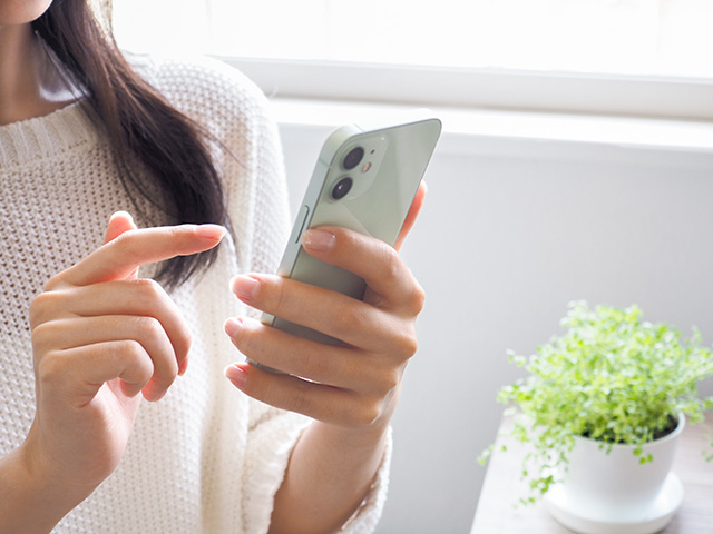 電話をかけようとする女性