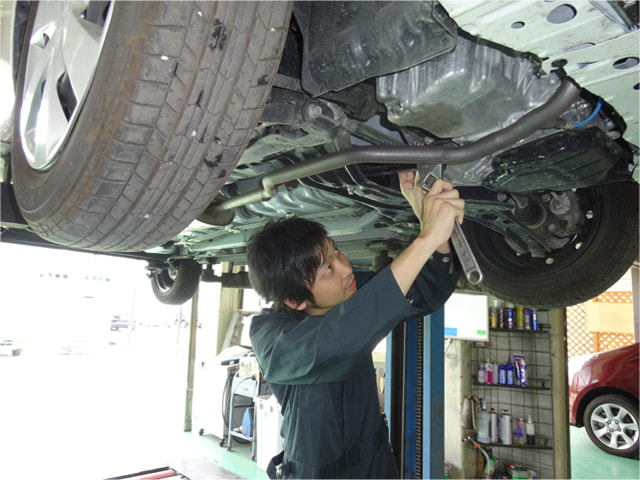 リフトする車を整備する様子