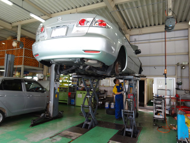 リフトしている車